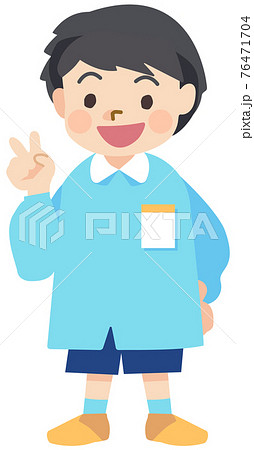ピースをする園児の男の子 76471704