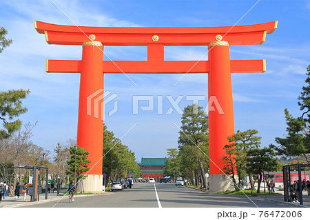 【京都府】晴天下の平安神宮大鳥居 76472006