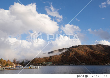 栃木県日光市の中禅寺湖の湖面と青空と紅葉 栃木県日光市の中禅寺湖の湖面と青空と紅葉 76472033