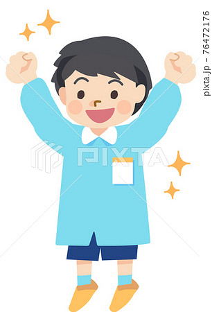 喜ぶ園児の男の子 76472176