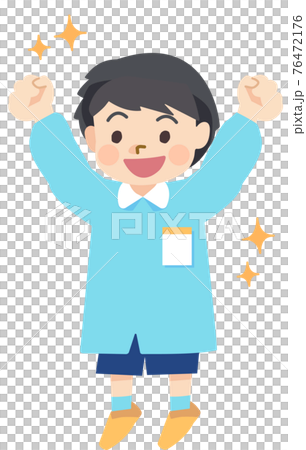 喜ぶ園児の男の子 76472176