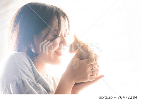産まれたての子猫と女性 産まれたての子猫と女性 76472284