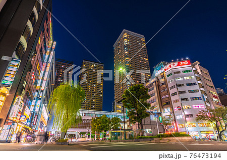 日本の東京都市景観　日暮里駅前の街並みを望む 76473194