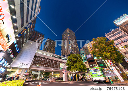 日本の東京都市景観 日暮里駅前の街並みを望む 日本の東京都市景観 日暮里駅前の街並みを望む 76473198