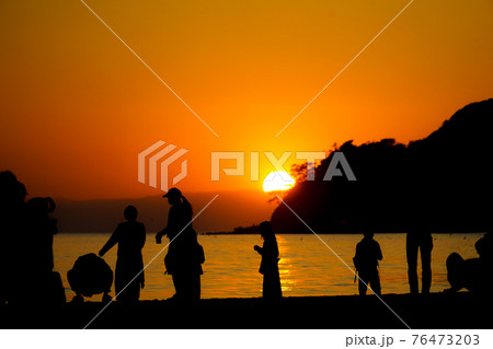 鎌倉海岸の夕暮れと人々のシルエット 鎌倉海岸の夕暮れと人々のシルエット 76473203
