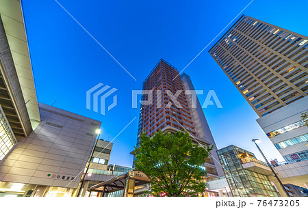 日本の東京都市景観 日暮里駅前の街並みを望む 日本の東京都市景観 日暮里駅前の街並みを望む 76473205