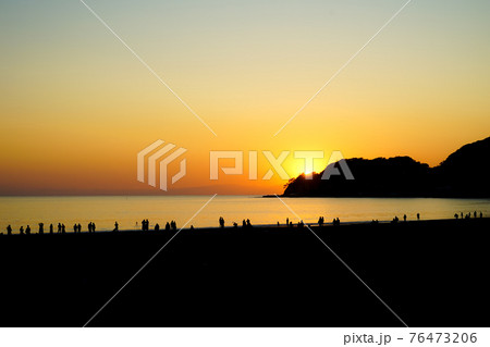 鎌倉海岸の夕暮れと人々のシルエット 鎌倉海岸の夕暮れと人々のシルエット 76473206