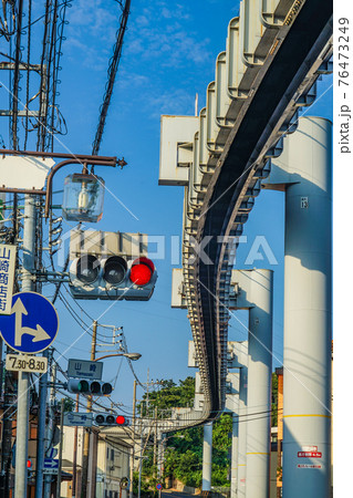 湘南モノレールと湘南の街並み 76473249