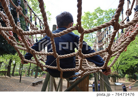森の中の遊び場で遊ぶ子供の写真素材