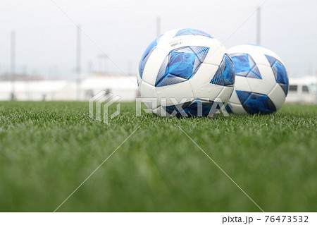 きれいな芝生のサッカーピッチとサッカーボールの写真素材