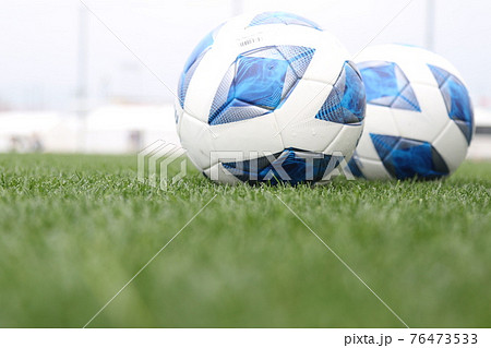 きれいな芝生のサッカーピッチとサッカーボールの写真素材