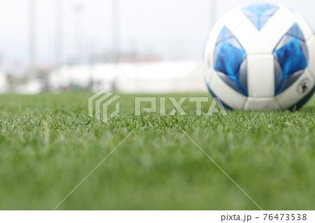 きれいな芝生のサッカーピッチとサッカーボール きれいな芝生のサッカーピッチとサッカーボール 76473538