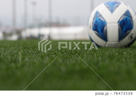 きれいな芝生のサッカーピッチとサッカーボール きれいな芝生のサッカーピッチとサッカーボール 76473539