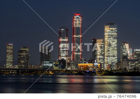 ビル 現代建築 夜景 76474096