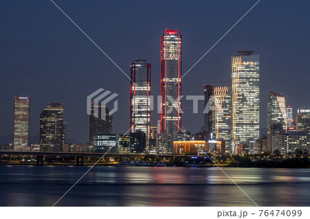 ビル 現代建築 夜景 76474099