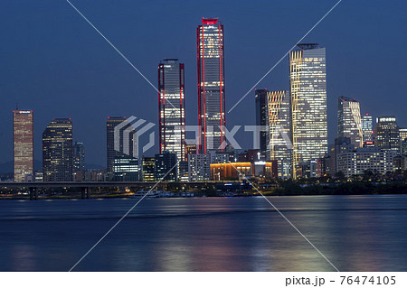 現代建築 夜景 自然 76474105
