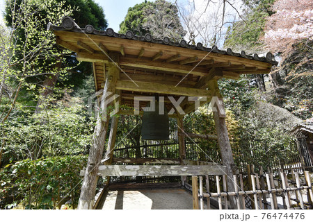 春の寂光院 鐘楼 京都市大原 春の寂光院 鐘楼 京都市大原 76474476