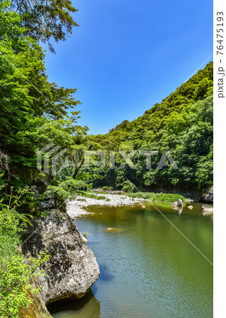 福島県南会津郡にある塔のへつりの夏の奇岩風景 76475193