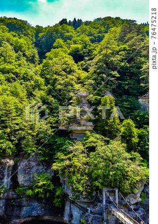 福島県南会津郡にある塔のへつりの夏の奇岩風景 福島県南会津郡にある塔のへつりの夏の奇岩風景 76475218