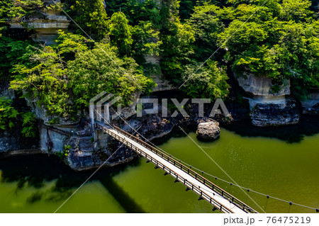 福島県南会津郡にある塔のへつりの夏の奇岩風景 福島県南会津郡にある塔のへつりの夏の奇岩風景 76475219
