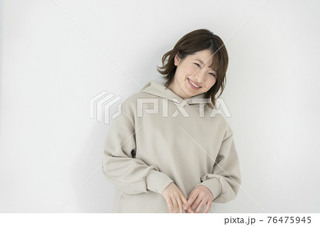 笑顔の若い女性 ポートレート 笑顔の若い女性 ポートレート 76475945