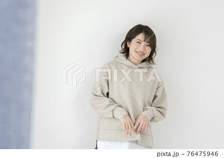 笑顔の若い女性 ポートレート 笑顔の若い女性 ポートレート 76475946
