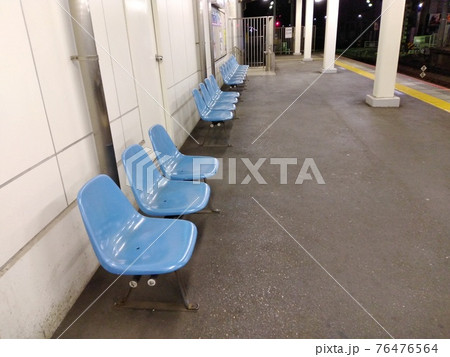 駅の青いベンチ 76476564