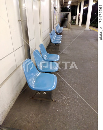 駅の青いベンチ 76476565