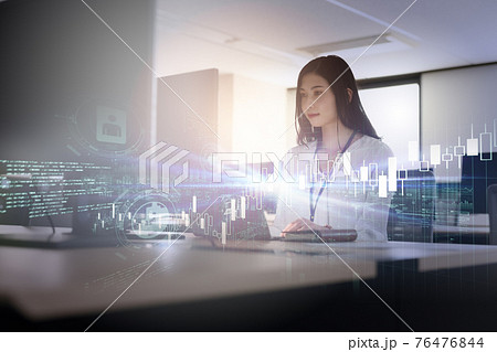 会社で働くビジネスパーソン 76476844