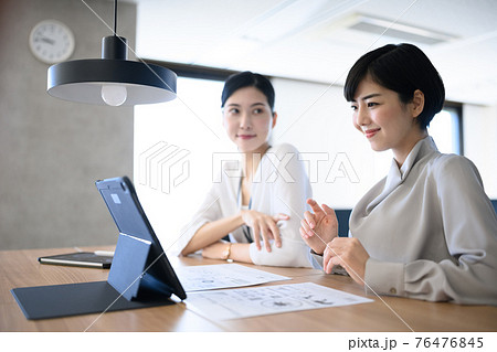 会社で働くビジネスパーソン 76476845