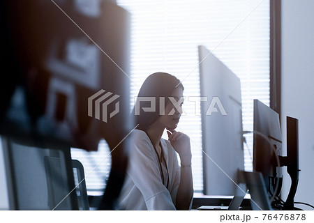 会社で働くビジネスパーソン 76476878