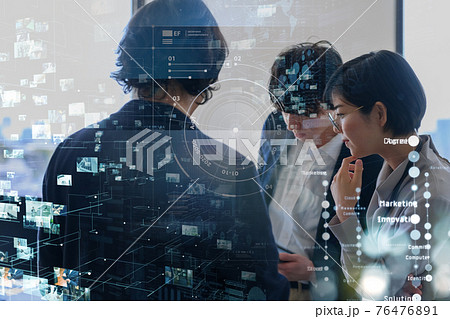 会社で働くビジネスパーソン 76476891