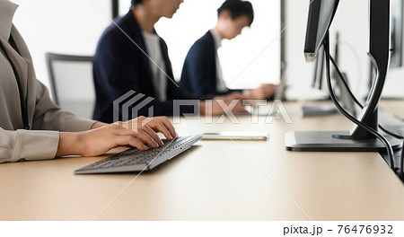 会社で働くビジネスパーソン 76476932