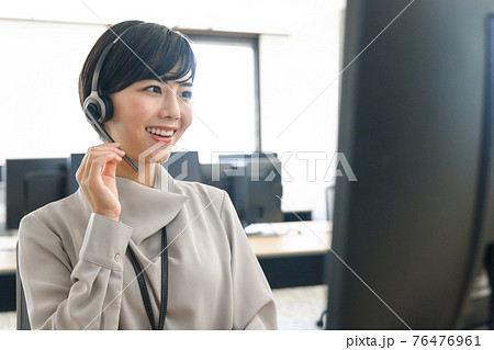 会社で働くビジネスパーソン 会社で働くビジネスパーソン 76476961