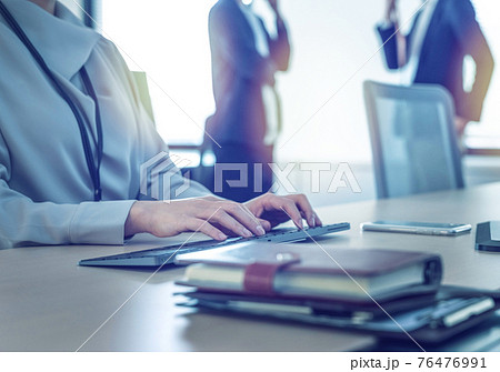 会社で働くビジネスパーソン 76476991