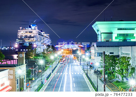 クルーズ船が停泊する大桟橋の夜景 クルーズ船が停泊する大桟橋の夜景 76477233