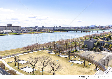 りゅーとぴあ 新潟市民芸術文化会館の屋上庭園から見た空中庭園と信濃川 りゅーとぴあ 新潟市民芸術文化会館の屋上庭園から見た空中庭園と信濃川 76477397