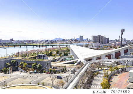 昭和の近代建築 　りゅーとぴあ屋上庭園から見た新潟市体育館と新潟市の都市風景 76477399