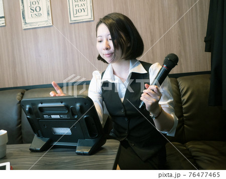 【オフィスレディ】OLさん：カラオケボックスでリモート業務している女性 76477465