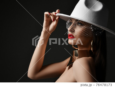 Arrogant rich naked woman in massive gold collar Arrogant rich naked woman in massive gold collar 76478173