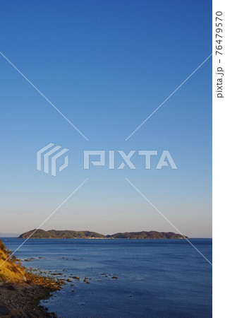 兵庫県淡路島 南淡路水仙ラインから沼島を望む 兵庫県淡路島 南淡路水仙ラインから沼島を望む 76479570