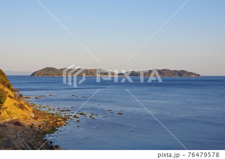 兵庫県淡路島 南淡路水仙ラインから沼島を望む 兵庫県淡路島 南淡路水仙ラインから沼島を望む 76479578