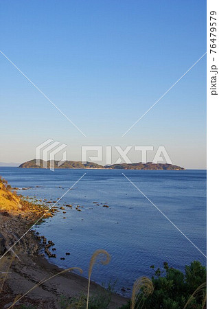 兵庫県淡路島 南淡路水仙ラインから沼島を望む 兵庫県淡路島 南淡路水仙ラインから沼島を望む 76479579