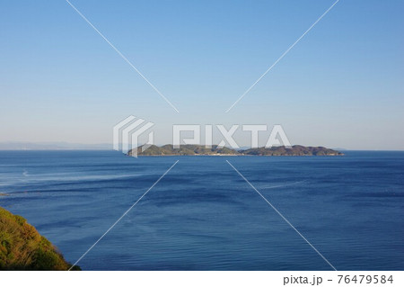 兵庫県淡路島　南淡路水仙ラインから沼島を望む 76479584