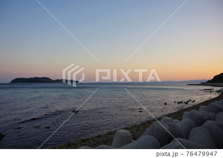 兵庫県　日没に南淡路水仙ラインから沼島・徳島方面を望む 76479947