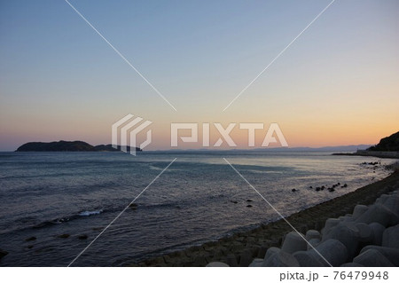 兵庫県　日没に南淡路水仙ラインから沼島・徳島方面を望む 76479948