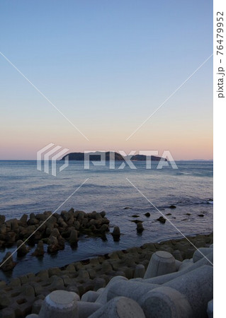 兵庫県 日没に南淡路水仙ラインから沼島・徳島方面を望む 兵庫県 日没に南淡路水仙ラインから沼島・徳島方面を望む 76479952