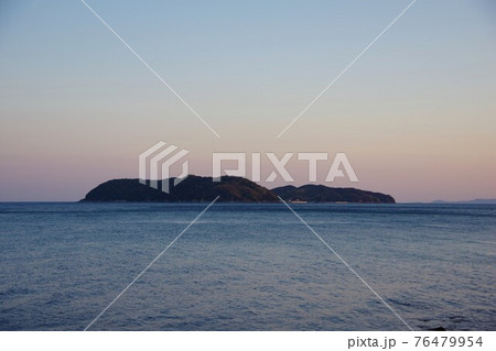 兵庫県 日没に南淡路水仙ラインから沼島を望む 兵庫県 日没に南淡路水仙ラインから沼島を望む 76479954