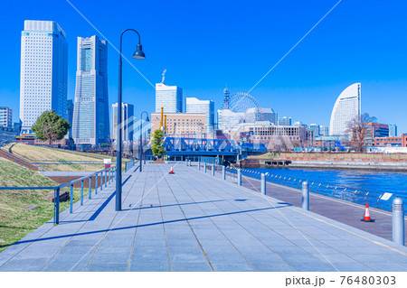 【神奈川の都市風景】横浜象の鼻パークから見たみなとみらいの都市風景 76480303
