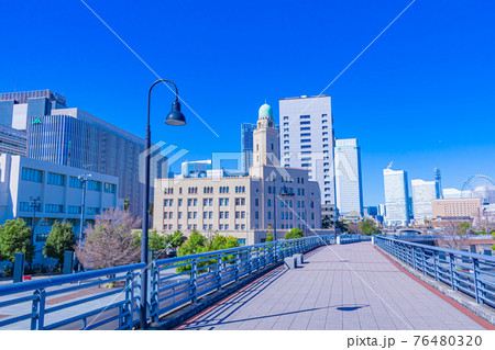 【神奈川の都市風景】横浜象の鼻パークから見たみなとみらいの都市風景 76480320